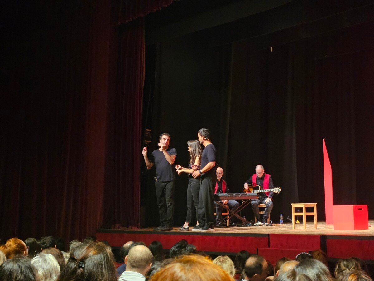 ADDUE, quando le figuracce diventano teatro