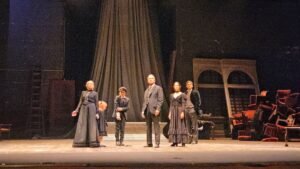 Sei personaggi in cerca d’autore: il metateatro di Pirandello al Quirino